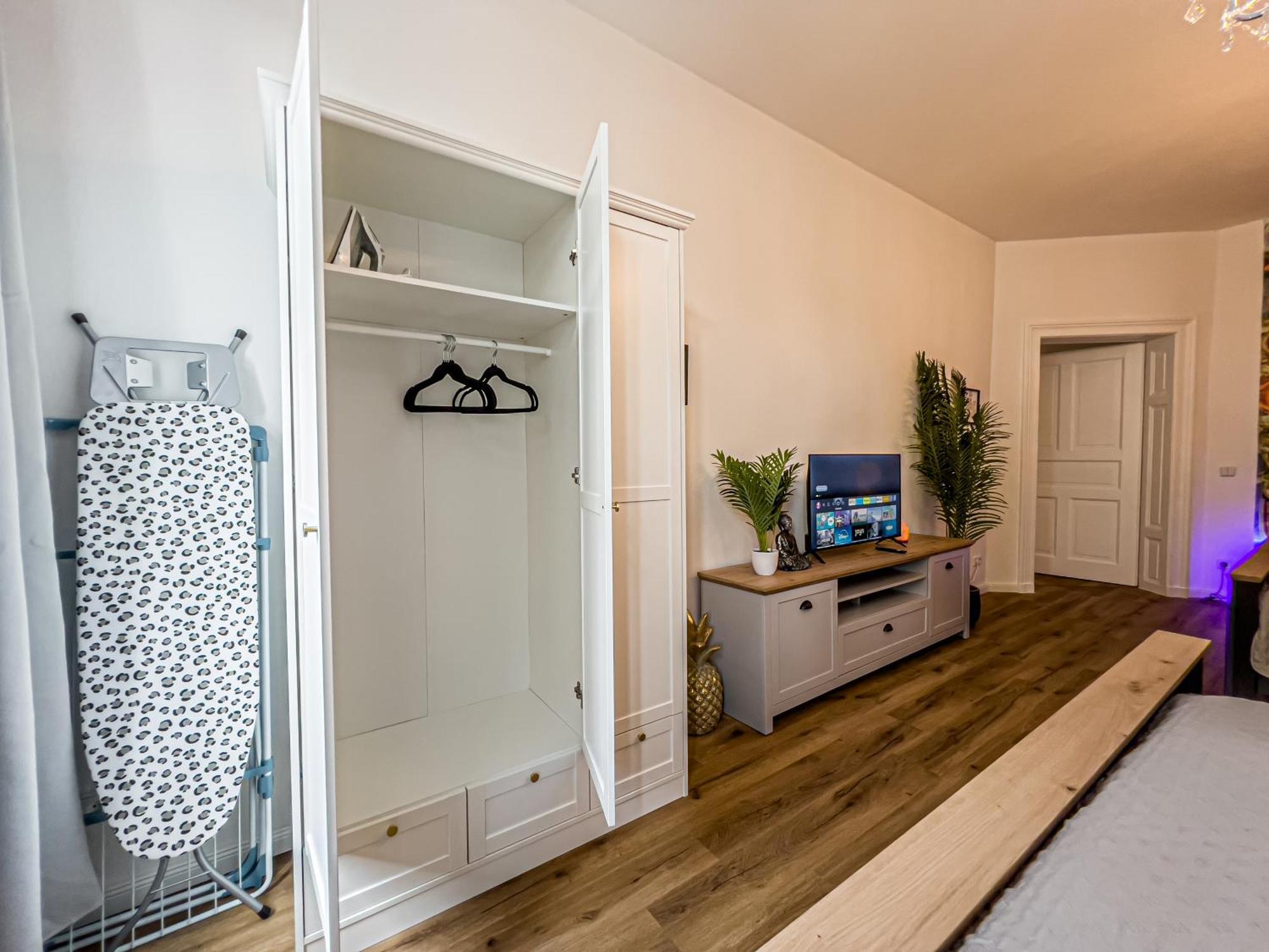 Grosse 3 Schlafzimmer Unterkunft Mit Kueche, Bad, Waschmaschine & Balkon Am Zoo Lipsia Esterno foto