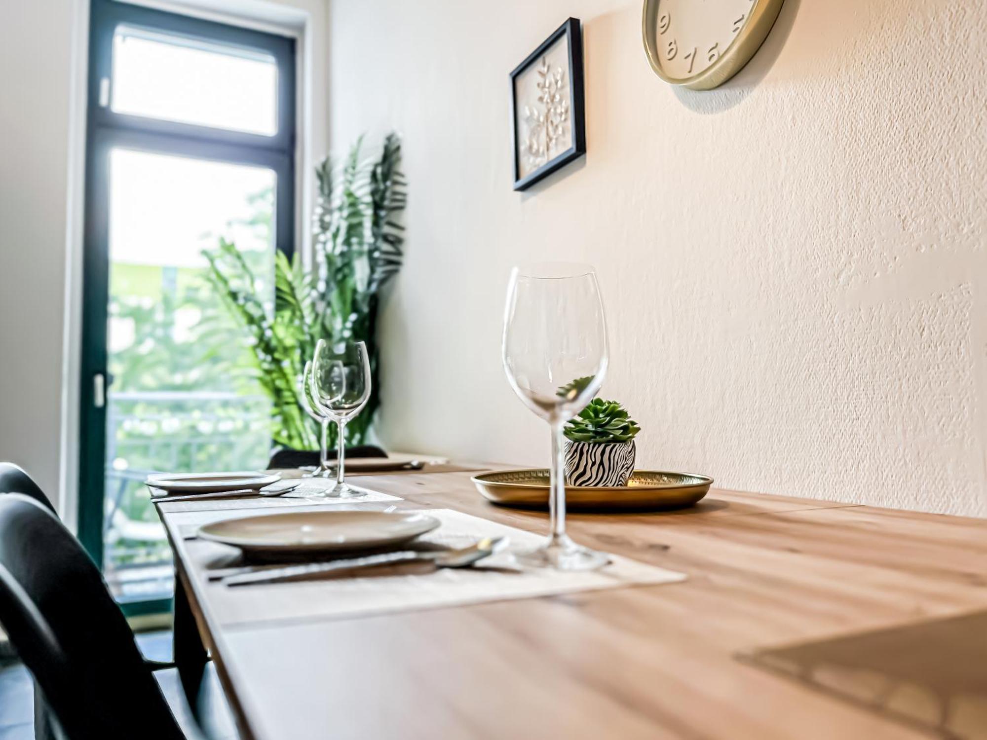 Grosse 3 Schlafzimmer Unterkunft Mit Kueche, Bad, Waschmaschine & Balkon Am Zoo Lipsia Esterno foto